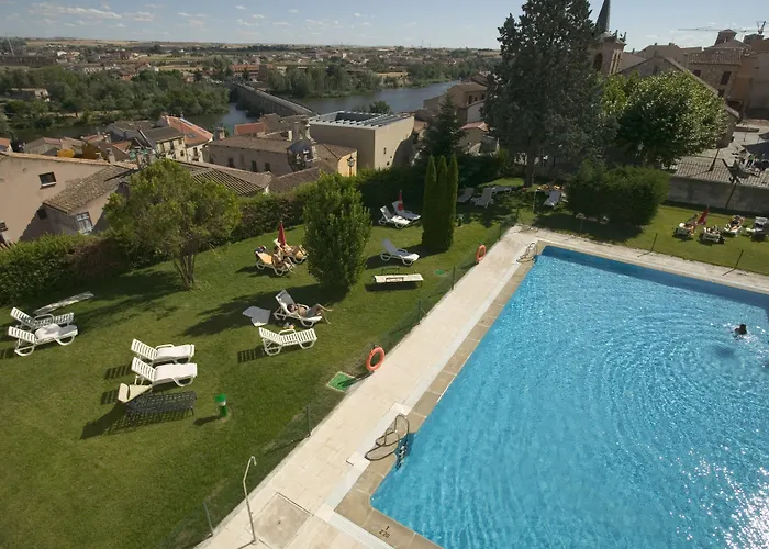 파라도르 데 자모라 4*